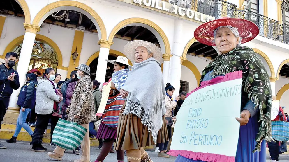 Vecinos protestan contra el cobro de la tasa de aseo en Quillacollo, este 15 de junio./ NOÉ PORTUGAL