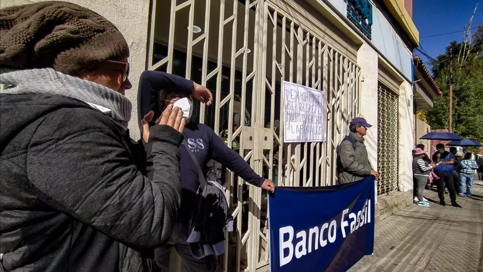 Trabajadores movilizados del ex Banco Fassil en Cochabamba. DICO SOL&Iacute;S