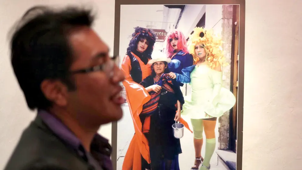 José Luis Maldonado, del Consejo Ciudadano de Diversidades Sexuales y de Género, en la muestra. / EFE