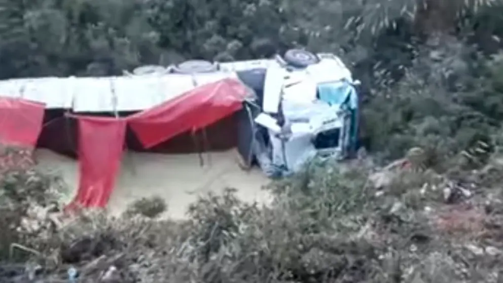 Cami&oacute;n se embarranca en Corani, Cochabamba. FEDERACI&Oacute;N DE CHOFERES ASALARIADOS DE TRANSPORTE PESADO