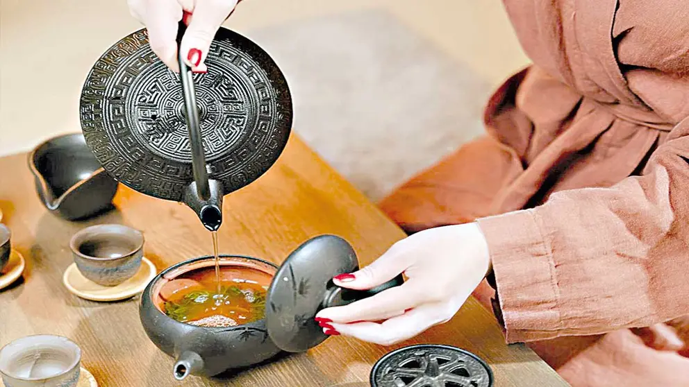 Una mujer sirve t&eacute; japon&eacute;s./ VANITATIS