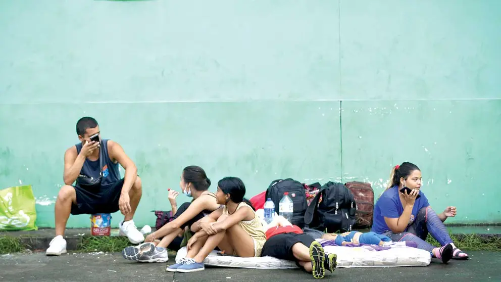 Personas migrantes de origen venezolano, incluidos ni&ntilde;os, descansan en un refugio temporal, en Ciudad de Panam&aacute; (Panam&aacute;)./ EFE