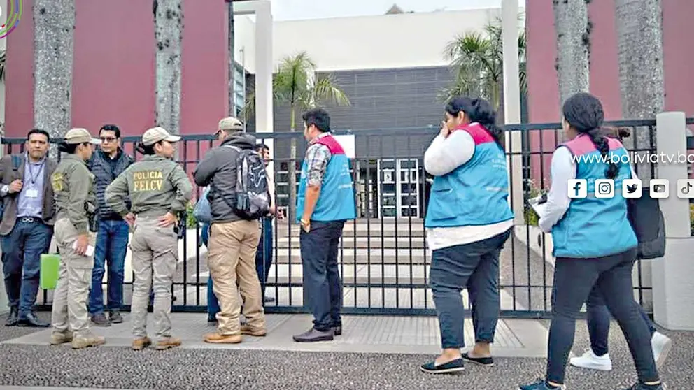 Allanan colegio en Santa Cruz en relación al caso de abuso sexual por estudiantes enmascarados./ BOLIVIA TV