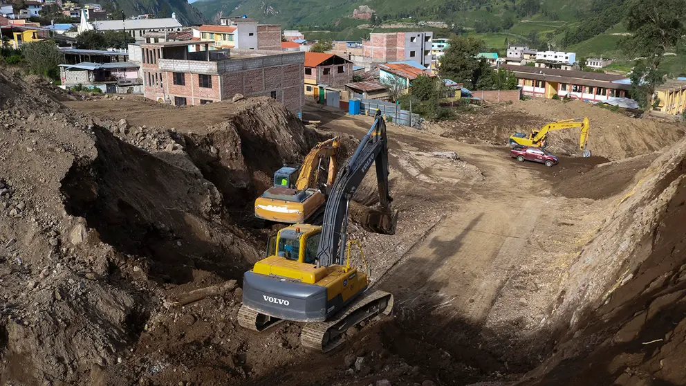 Maquinaria retira material de un alud en Alaus&iacute;, en una fotograf&iacute;a de archivo./ EFE