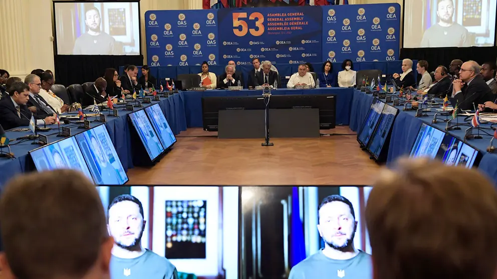 El presidente de Ucrania, Volod&iacute;mir Zelenski, habla v&iacute;a videoconferencia durante la 53 Asamblea General de la Organizaci&oacute;n de los Estados Americanos (OEA)./ EFE