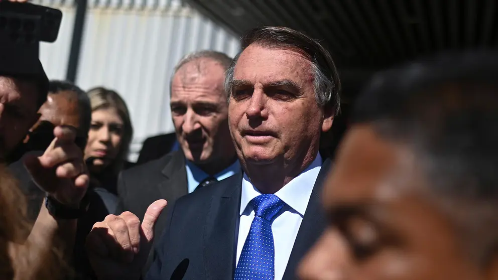 El expresidente de Brasil Jair Bolsonaro fue registrado este mi&eacute;rcoles, al salir del Senado Federal, despu&eacute;s de visitar a su hijo, el senador Fl&aacute;vio Bolsonaro, en la sede del Congreso Nacional, en Bras&iacute;lia (Brasil)./ EFE