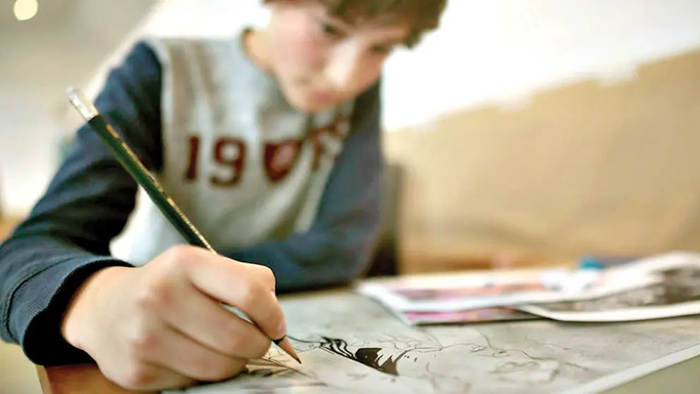 Un ni&ntilde;o realiza un dibujo./ DICO SOL&Iacute;S
