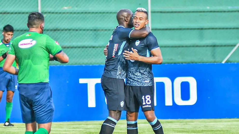 Oswaldo Blanco y Jair Reinoso, ambos de Aurora, celebran uno de los goles./ APG