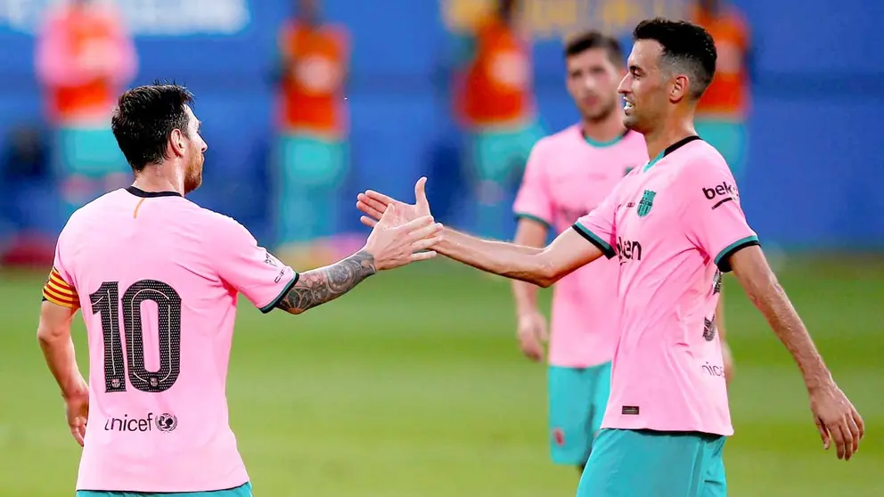 Fotografía de archivo en la que se registró al atacante argentino Lionel Messi (i) al saludar al centrocampista español Sergio Busquets (d)./ EFE