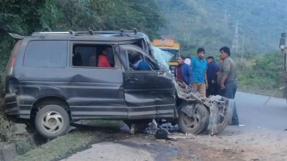 Uno de los veh&iacute;culos tras el accidente. URGENTE.BO
