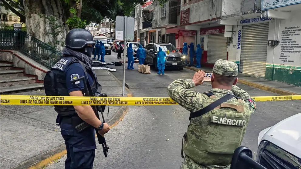 Peritos forenses, polic&iacute;as y militares trabajan hoy en la zona donde fueron localizados siete cuerpos en el municipio de Chilpancingo, en el estado de Guerrero (M&eacute;xico). EFE