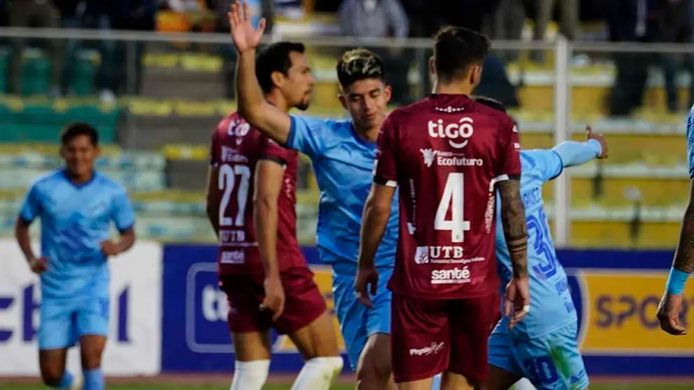 Gabriel Villamil celebra su conquista en el 3-0 de Bol&iacute;var a Royal Pari en el estadio Hernando Siles. APG