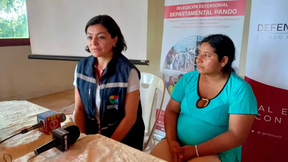 La madre junto a representante de la Defensor&iacute;a. Defensor&iacute;a del Pueblo