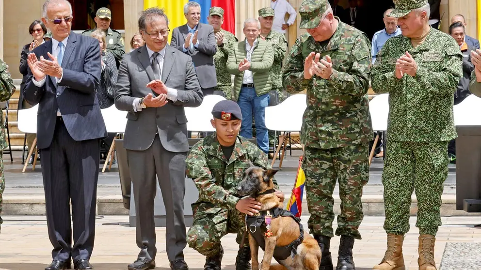 El presidente de Colombia Gustavo Petro (2-i) condecora a la mamá de Wilson, el perro que ayudó al rescate de los niños indígenas que estuvieron perdidos en la selva durante cuarenta días, en Bogotá (Colombia)./ EFE