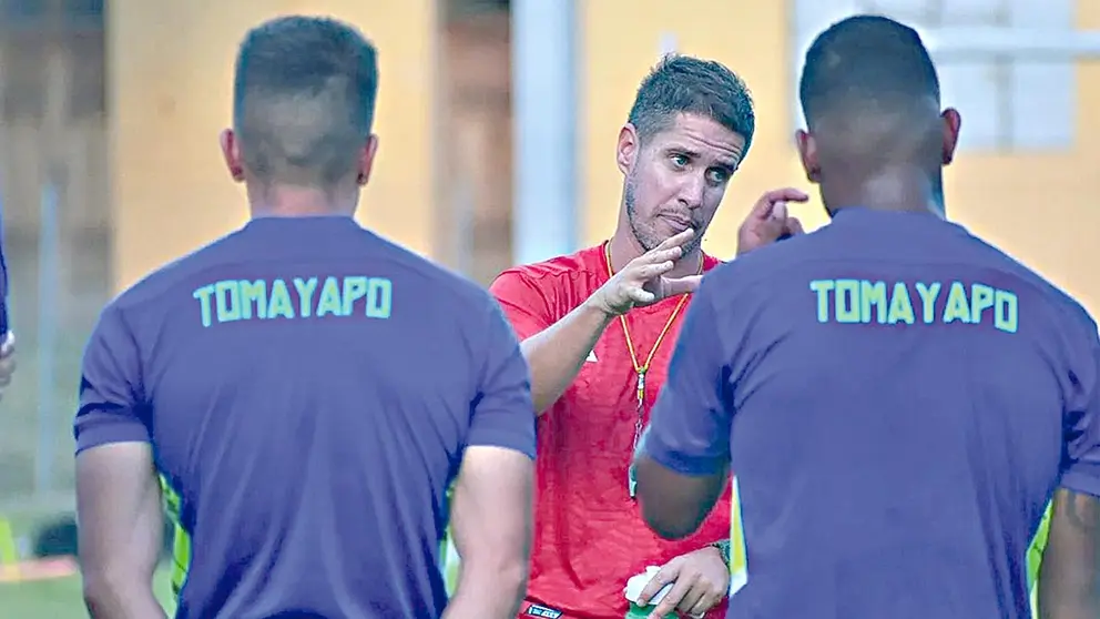 Una imagen de archivo, cuando el argentino Juan Vita dirigía técnicamente al Club Deportivo Real Tomayapo de  Tarija en la temporada 2023 de la División Profesional./ TOMAYAPO