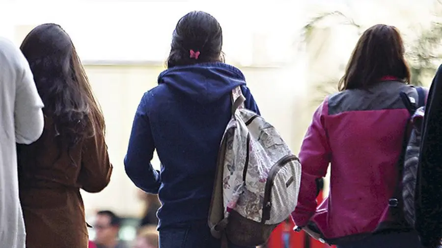 Imagen de estudiantes que cuidan su identidad. LA TERCERA