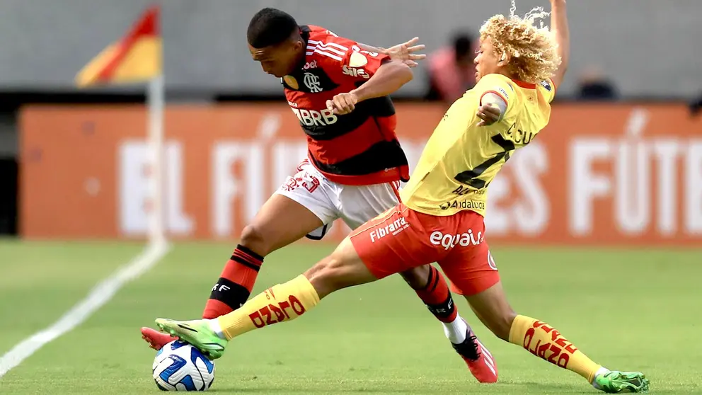 Fotografía de archivo, en la que se registró a Carlos Cuero (d), del Aucas de Ecuador, al disputar un balón con Wesley França, del Flamengo de Brasil, durante un partido de la Copa Libertadores./ EFE