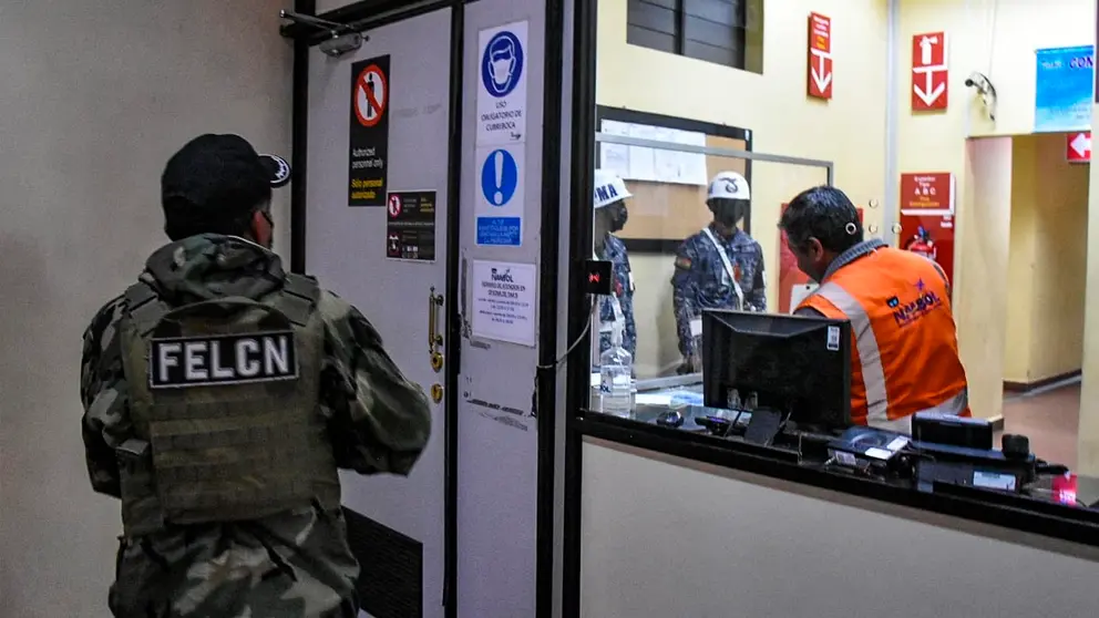 Un efectivo antidroga en el aeropuerto Jorge Wilstermann. Dico Sol&iacute;s