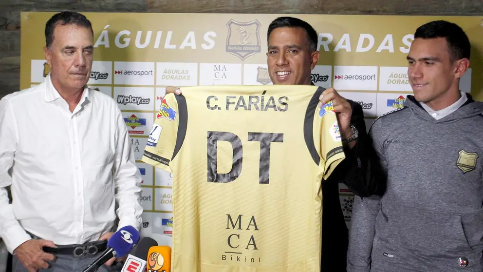 El entrenador venezolano César Farías (c), durante la rueda de prensa de presentación como nuevo director técnico del equipo colombiano Águilas Doradas./ EFE