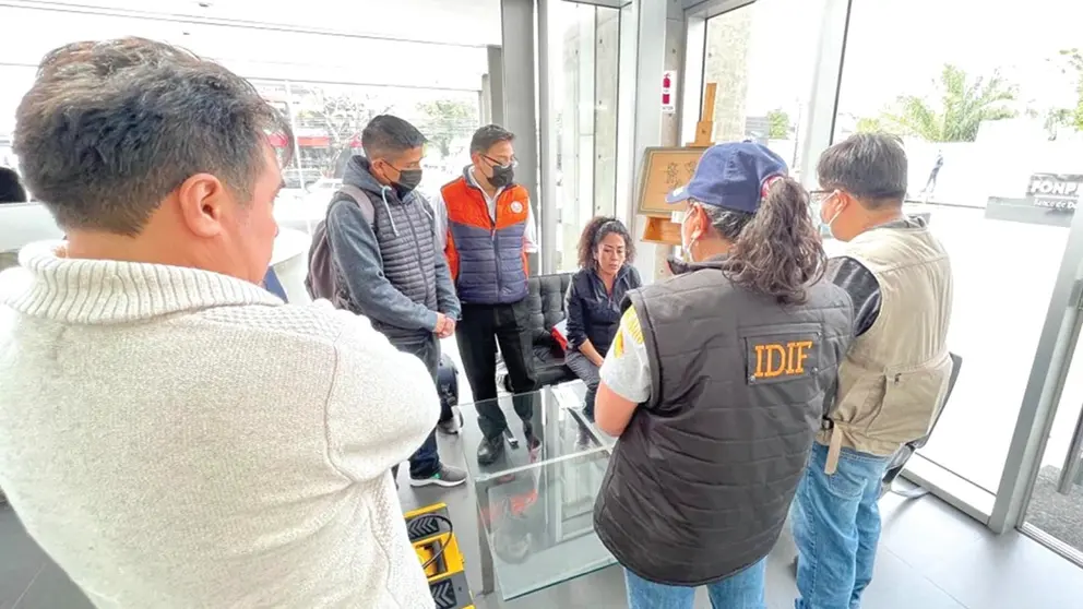Investigadores realizan su trabajo en el edificio Ambassador de Santa Cruz./ FGE/ARCHIVO