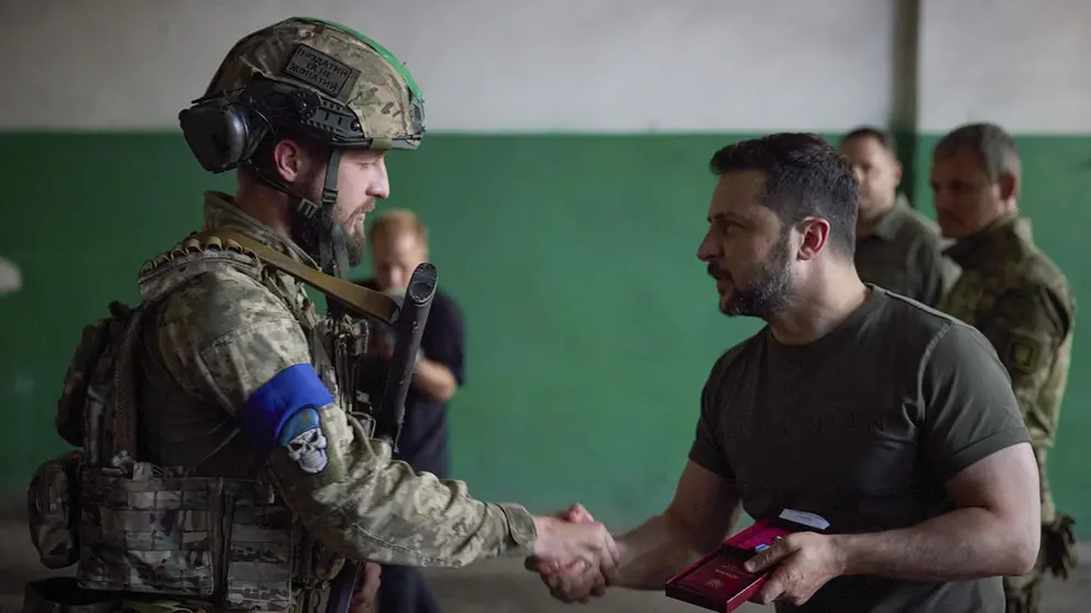 El presidente de Ucrania, con un soldado, en la guerra./ EFE