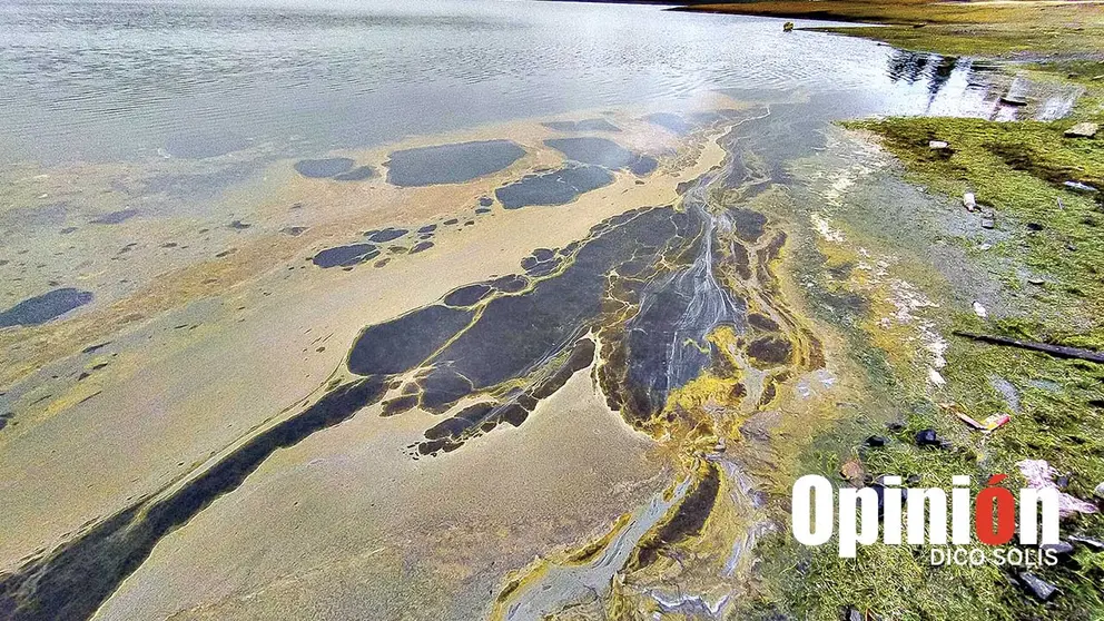 El aceite derramado en el lago Corani./ DICO SOL&Iacute;S