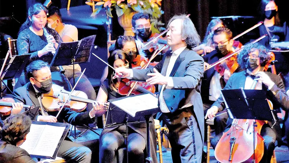 El maestro Koichi Fujii dirige a los m&uacute;sicos de la Orquesta Sinf&oacute;nica Municipal./  NO&Eacute; PORTUGAL