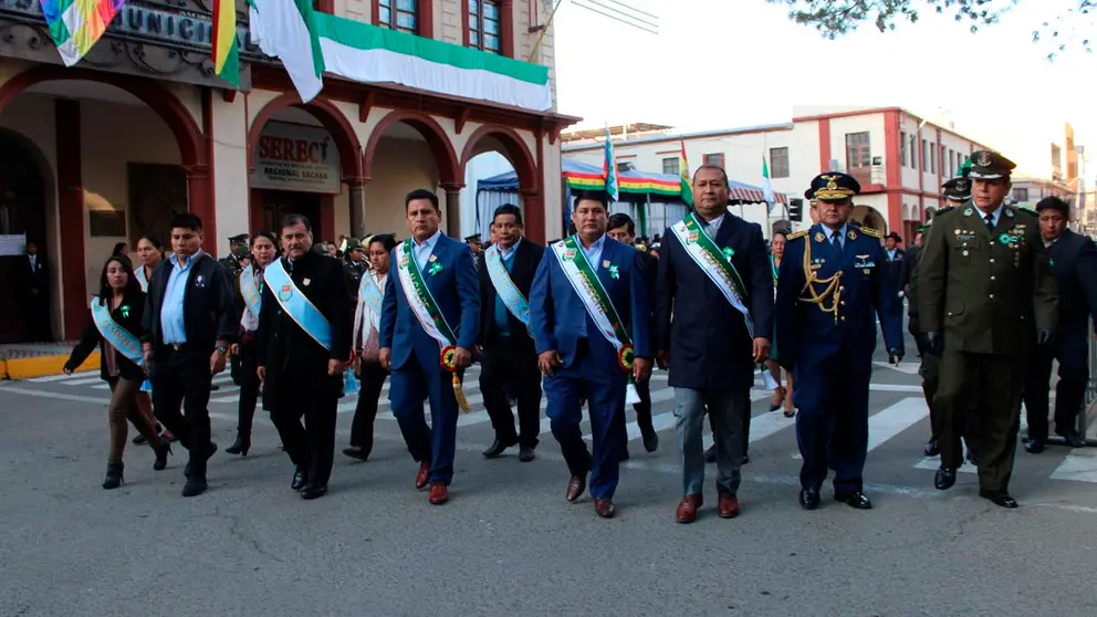 Autoridades municipales y departamentales en el desfile c&iacute;vico. GAMS