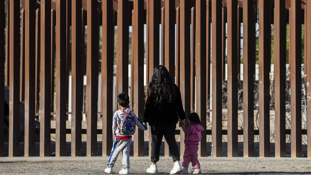 Foto referencial sobre una familia en la frontera entre EEUU y M&eacute;xico./ EFE