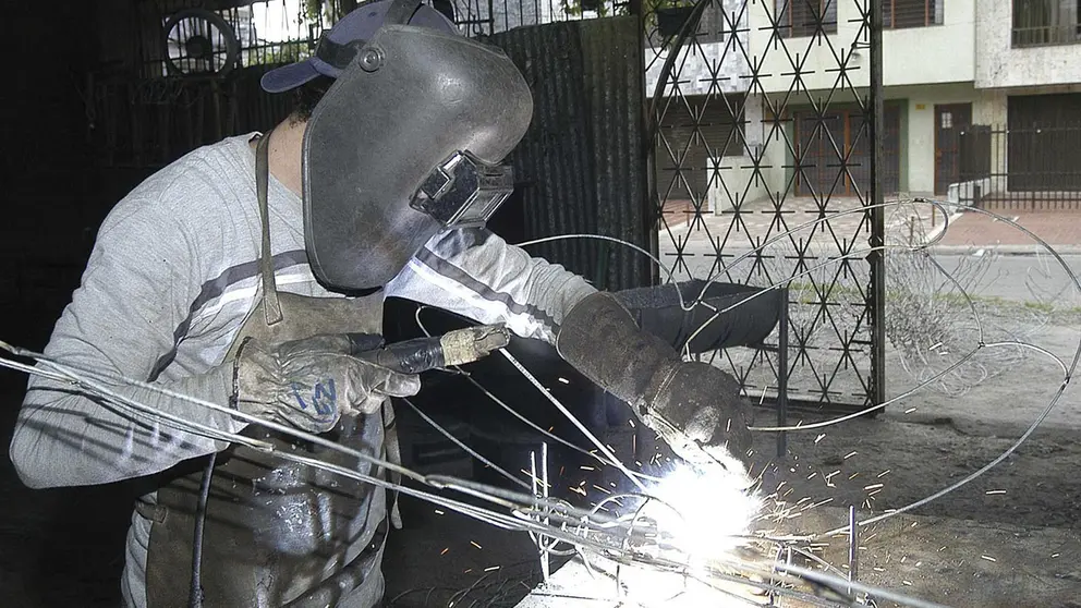 Un trabajador en Bogot&aacute;, en una fotograf&iacute;a de archivo./ EFE