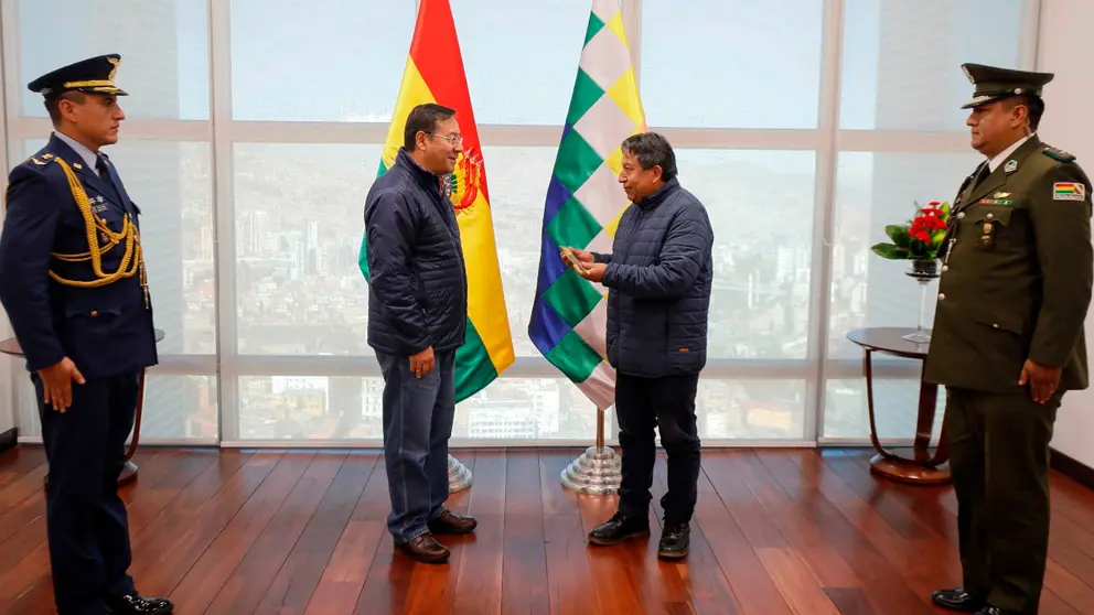 Arce deja el bast&oacute;n de mando a Choquehuanca y viaja a Cuba ./ Twitter Luis Arce
