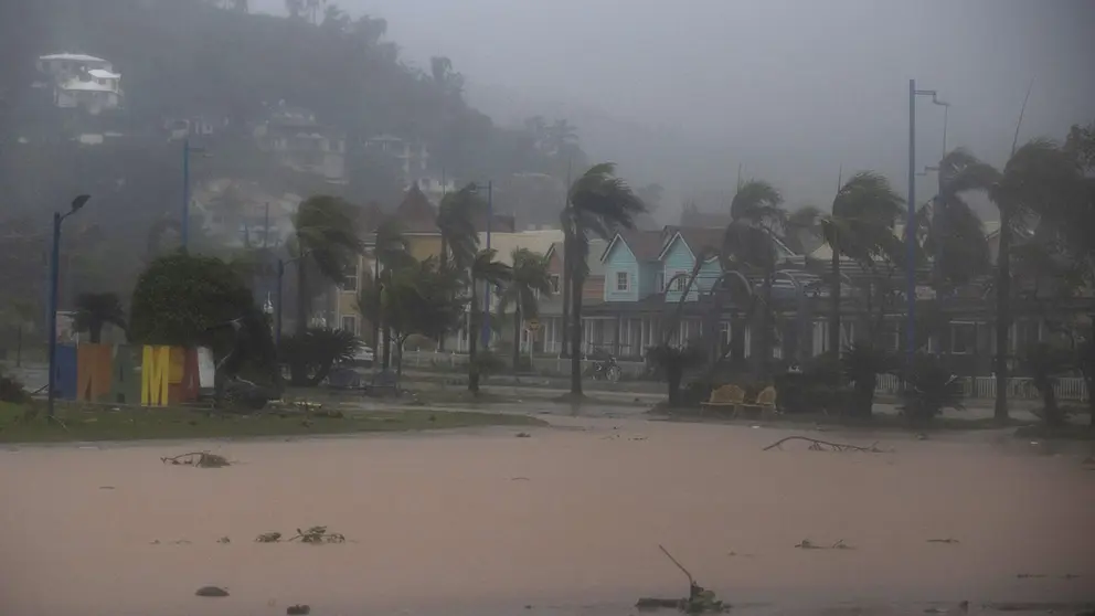 Vista de fuertes lluvias sobre Saman&aacute; (Rep&uacute;blica Dominicana), en una fotograf&iacute;a de archivo./ EFE