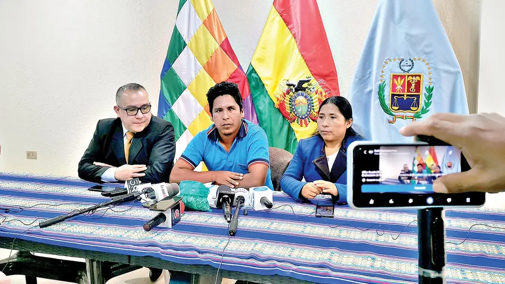 Nelson Cox, Hern&aacute;n Maldonado y Mar&iacute;a Javier, este 5 de julio en la Federaci&oacute;n del Tr&oacute;pico./ MELISSA REVOLLO
