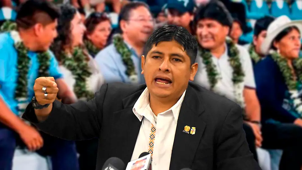 Rolando Cuellar, diputado masista. Al fondo Evo Morales junto a Luis Arce y su entorno. COMPOSICI&Oacute;N OPINI&Oacute;N