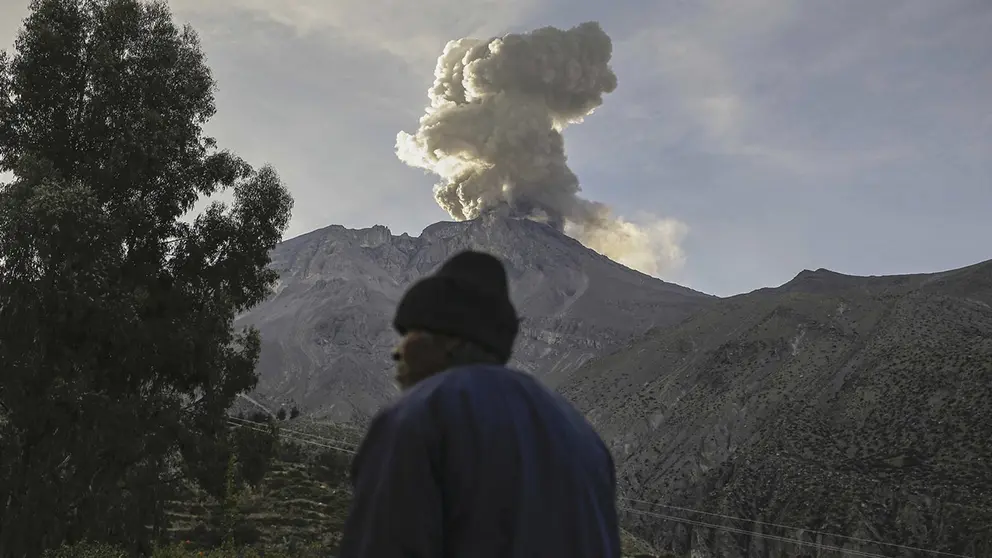 Fotograf&iacute;a del volc&aacute;n Ubinas, el 5 de julio de 2023, desde el pueblo de Ubinas, en Moquegua (Per&uacute;)./ EFE