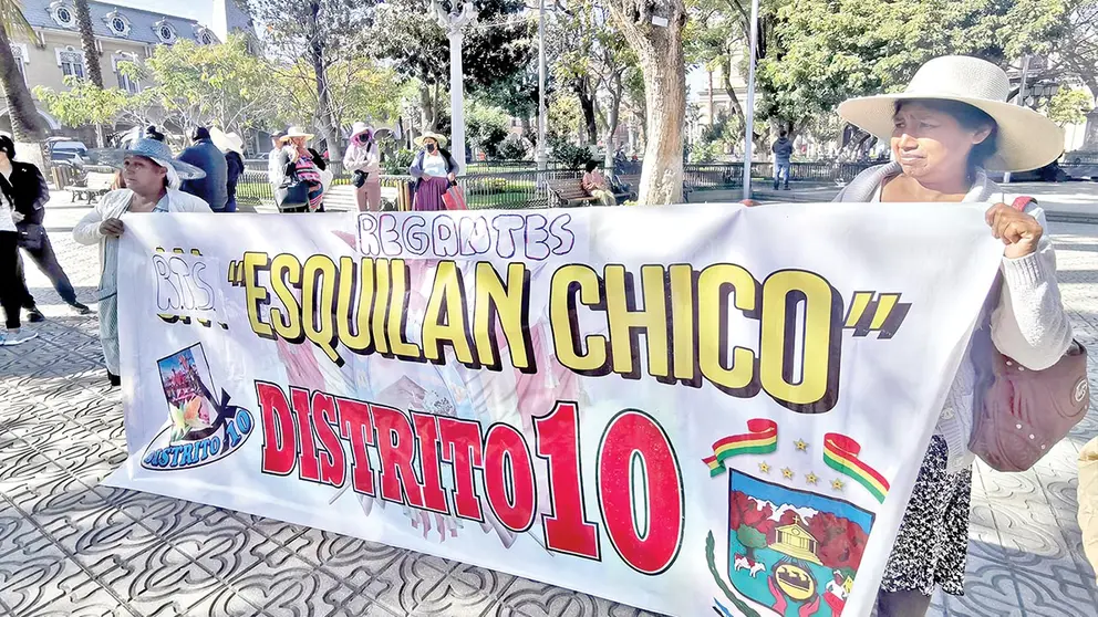 Algunos vecinos que llegaron a la ciudad de Cochabamba, este 6 de julio./ MELISSA REVOLLO