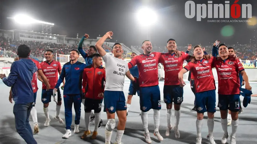 (1 - 0). Wilstermann supera a Blooming con gol de penal./NO&Eacute; PORTUGAL ARCHIVO