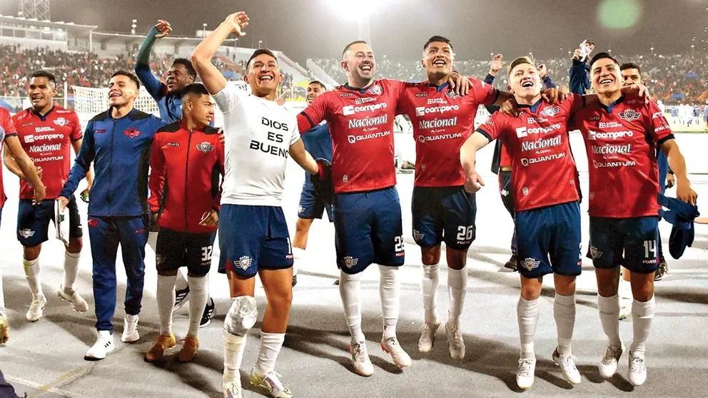 Los jugadores de Wilstermann celebran la victoria./ NOÉ PORTUGAL