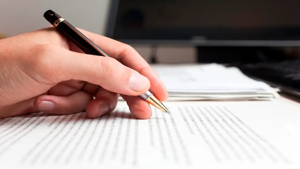 Imagen referencial de una persona escribiendo una obra literaria./ FREEPIK
