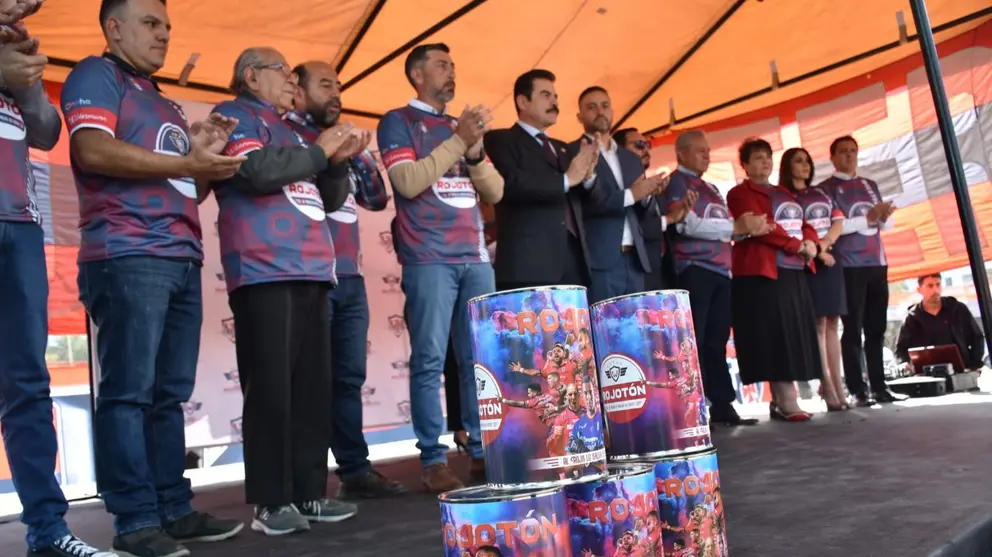 Autoridades municipales, representantes del Rojo y voluntarios, en el acto de inauguraci&oacute;n del Rojot&oacute;n. NO&Eacute; PORTUGAL