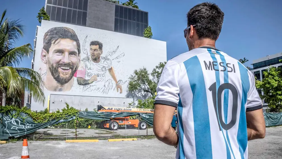 Un aficionado con una camiseta de la selección argentina y el número 10 de Lionel Messi fue registrado hoy, al observar un mural de Messi, en Wynwood (Florida, EEUU)./ EFE