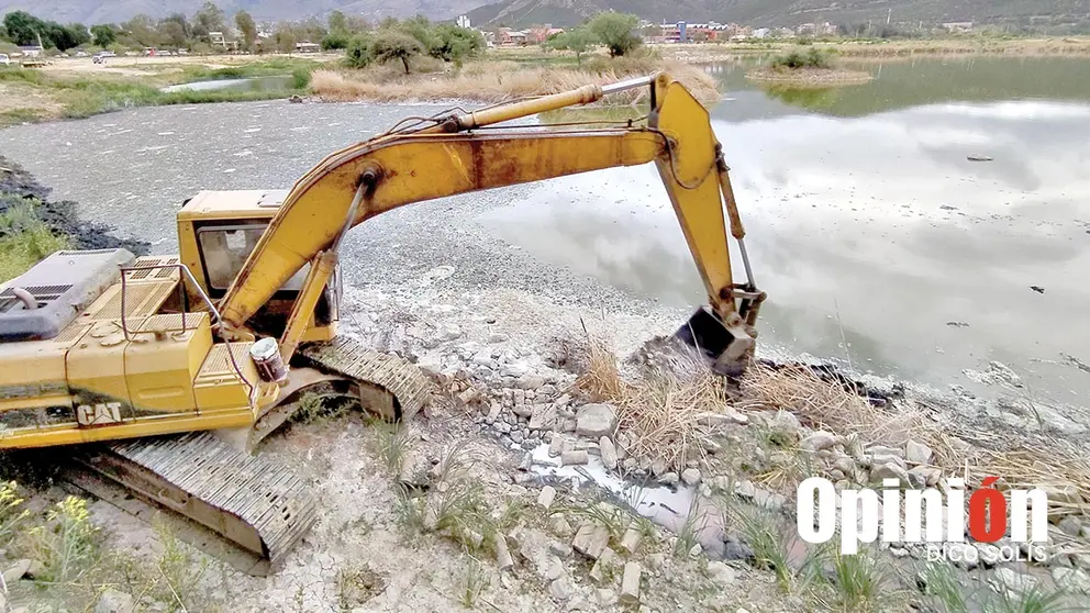 Movimiento de maquinaria en la laguna Alalay./ DICO SOL&Iacute;S
