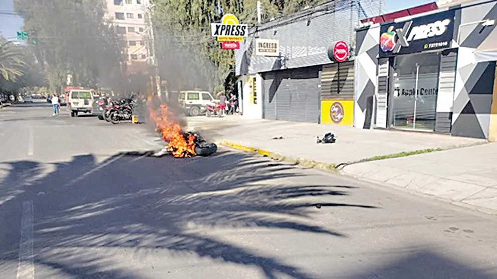 Queman la moto de un hombre que rob&oacute; en una tienda de celulares./ POLIC&Iacute;A