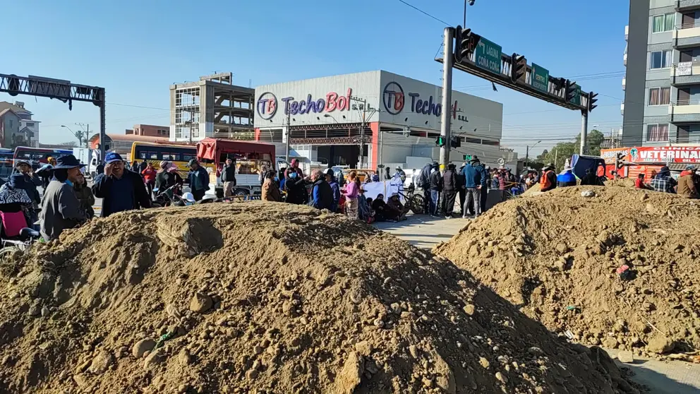 Bloqueos en la avenida Blanco Galindo. ISMAEL ESCOBAR