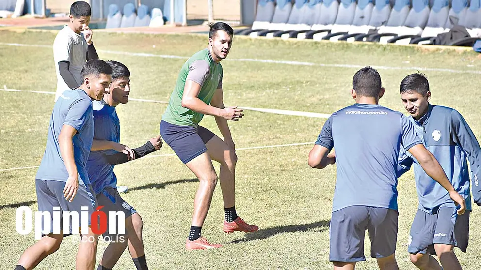 El Equipo del Pueblo lleva adelante una pr&aacute;ctica en la cancha principal de su complejo, ubicado en la laguna Alalay./ DICO SOL&Iacute;S