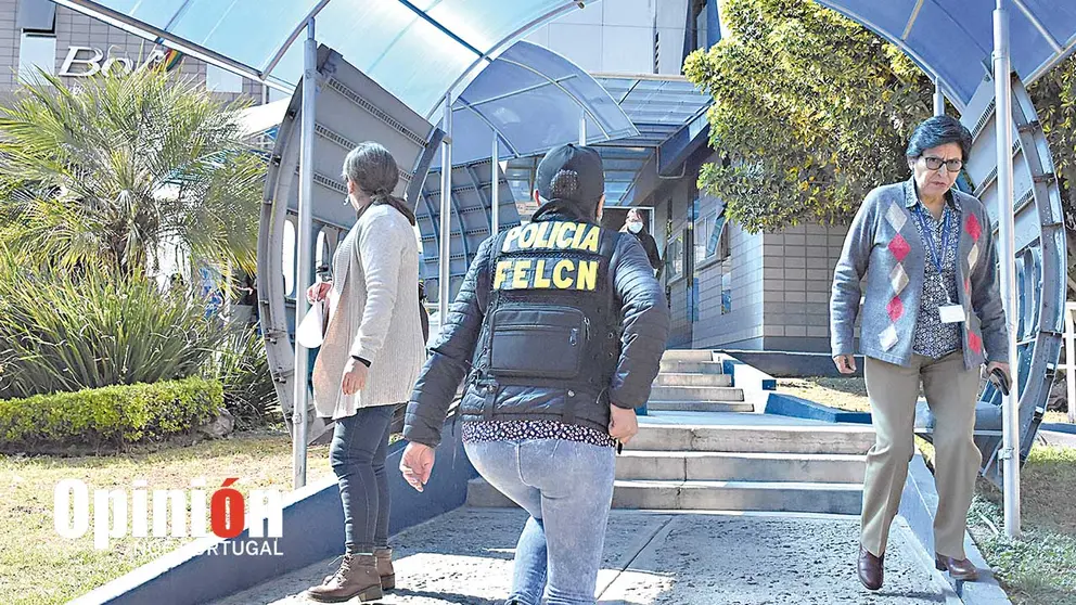 Funcionario policial en oficinas de BoA en la avenida Sim&oacute;n L&oacute;pez, Cochabamba./ NO&Eacute; PORTUGAL