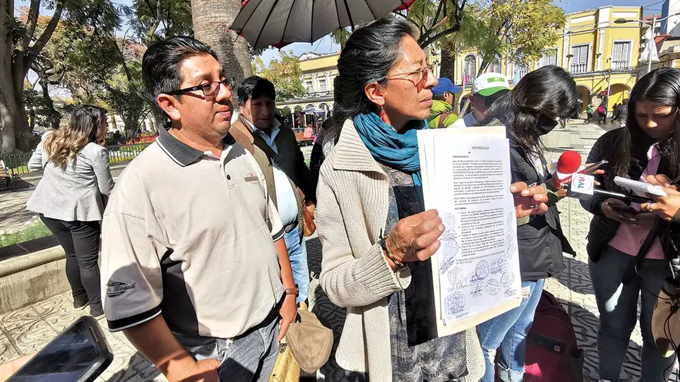 Dirigentes de Quillacollo en la Plaza 14 de Septiembre, este 11 de julio./ MELISSA REVOLLO