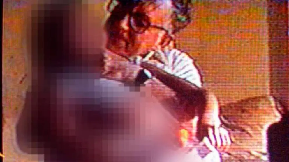 El cura intentando besar a una menor de edad, parte del registro fotogr&aacute;fico que sali&oacute; a la luz en 2019. P&aacute;gina Siete