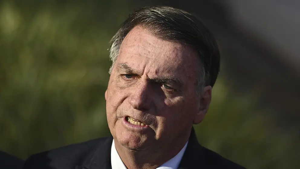 El expresidente de Brasil entre 2019 y 2022, Jair Bolsonaro, fue registrado este mi&eacute;rcoles, 12 de julio, al atender a la prensa, a su salida de la sede de la Polic&iacute;a Federal, en Brasilia (Brasil)./ EFE