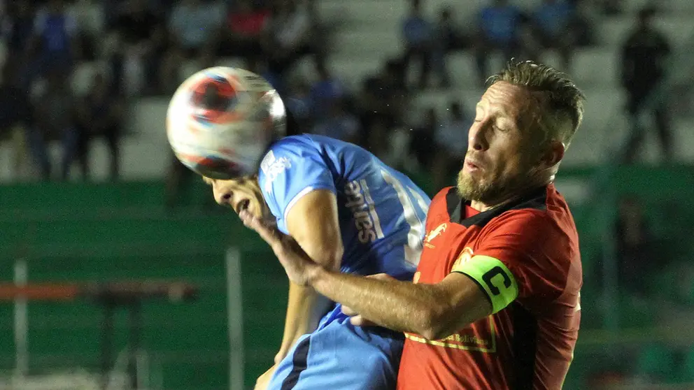 Acci&oacute;n del partido entre Universitario y Blooming./ APG